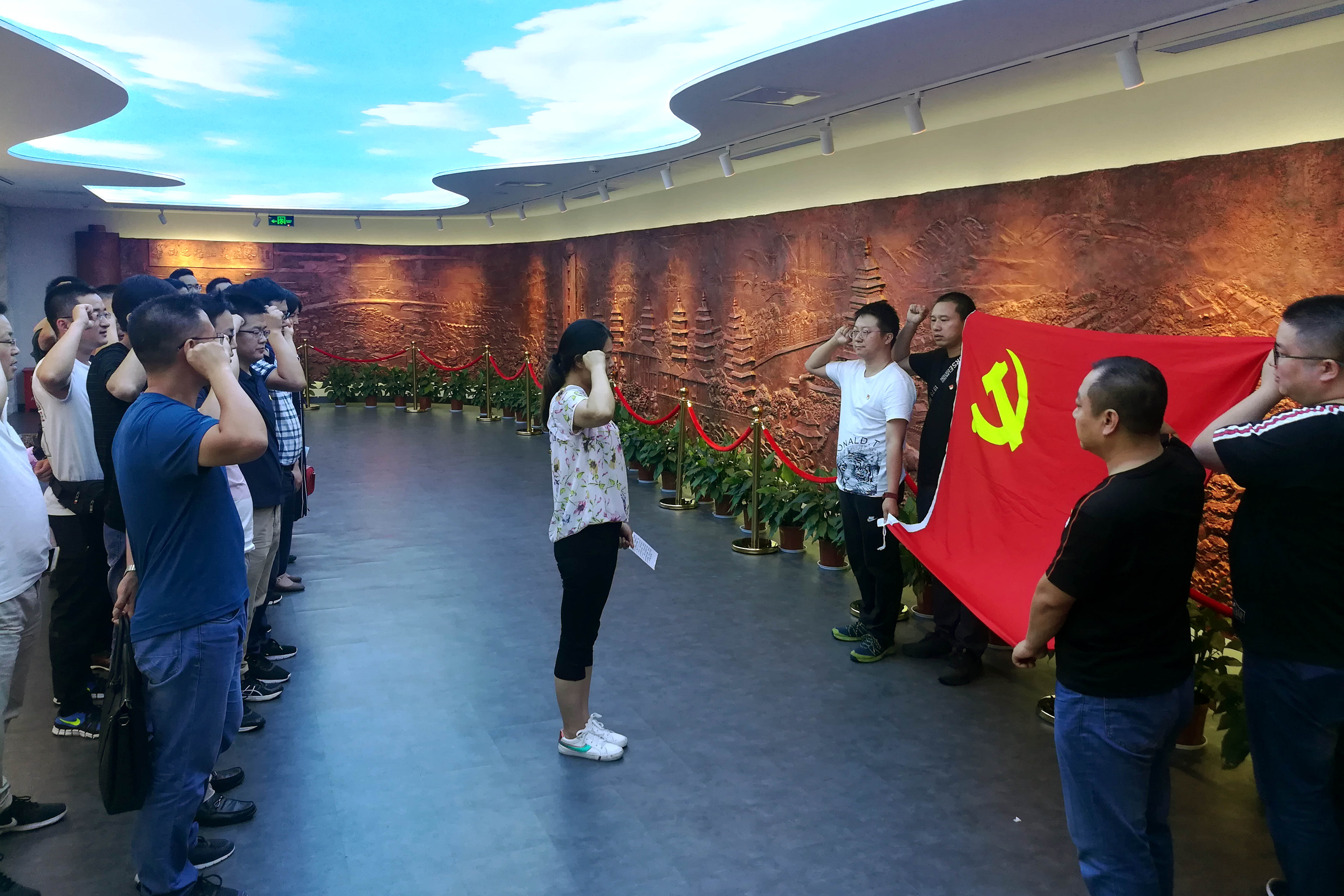 不忘初心、艱苦奮斗，上上電纜黨委組織黨員同志赴華西村參觀學(xué)習(xí)